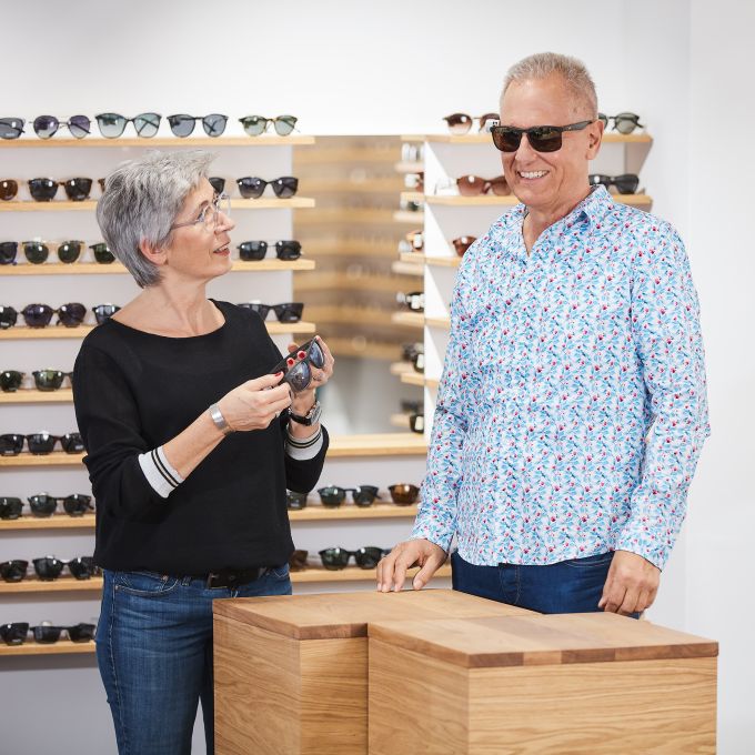 Frau und Mann mit Sonnenbrille